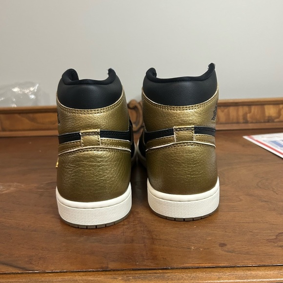 NIB Men’s Nike Air Jordan 1 High Black and Gold Sneakers, Size 8.5 - Picture 3 of 7